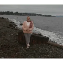 Marie on the beach, ready to share her trick for remembering transitive and intransitive verbs.